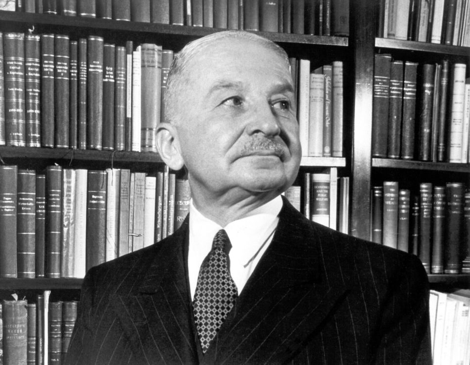 Von Mises, Smith y Friedman